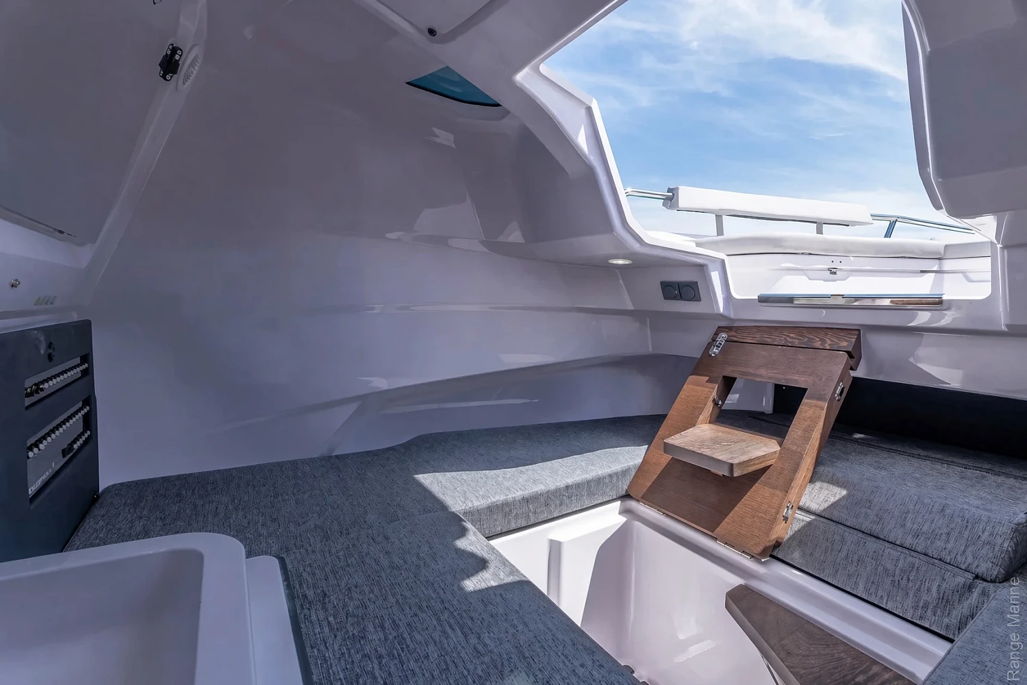 axopar-29-sun-top-g10-cabin-entry