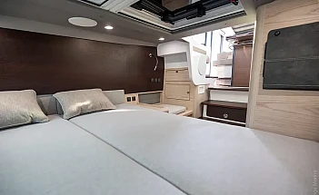 axopar-45-cross-top-g14-cabin-berth