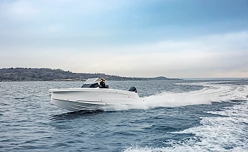 axopar-22-spyder-g01-cover-running