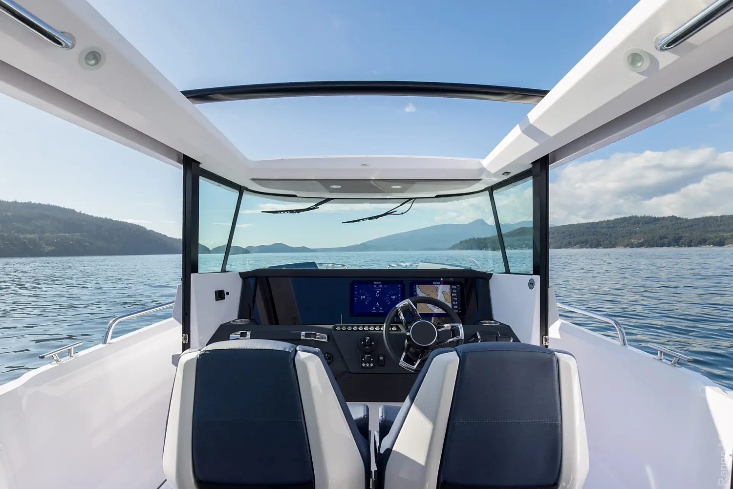 axopar-29-xc-cross-cabin-a02-editorial-photo-src002