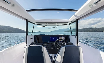 axopar-29-xc-cross-cabin-a02-editorial-photo-src002