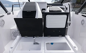 axopar-25-cross-top-g09-cockpit-storage