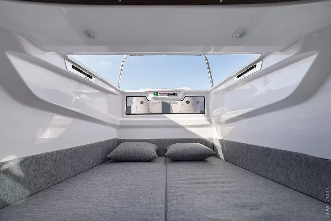 axopar-29-xc-cross-cabin-a04-editorial-photo-src013