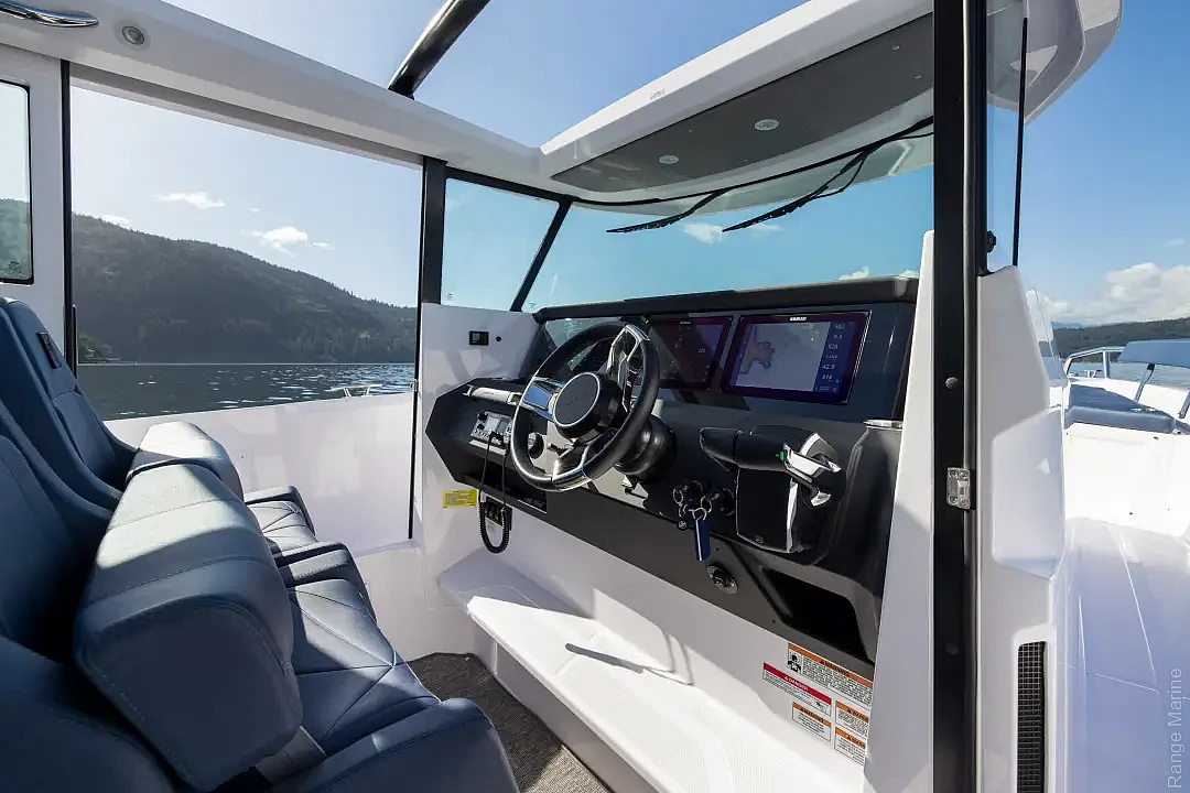 axopar-29-xc-cross-cabin-a05-editorial-photo-src017