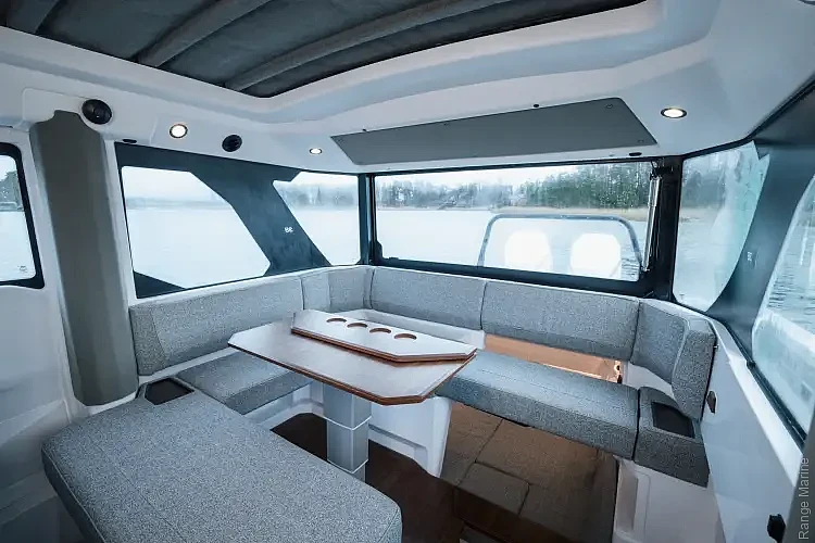 axopar-38-xc-cross-cabin-a02-editorial-photo-src002