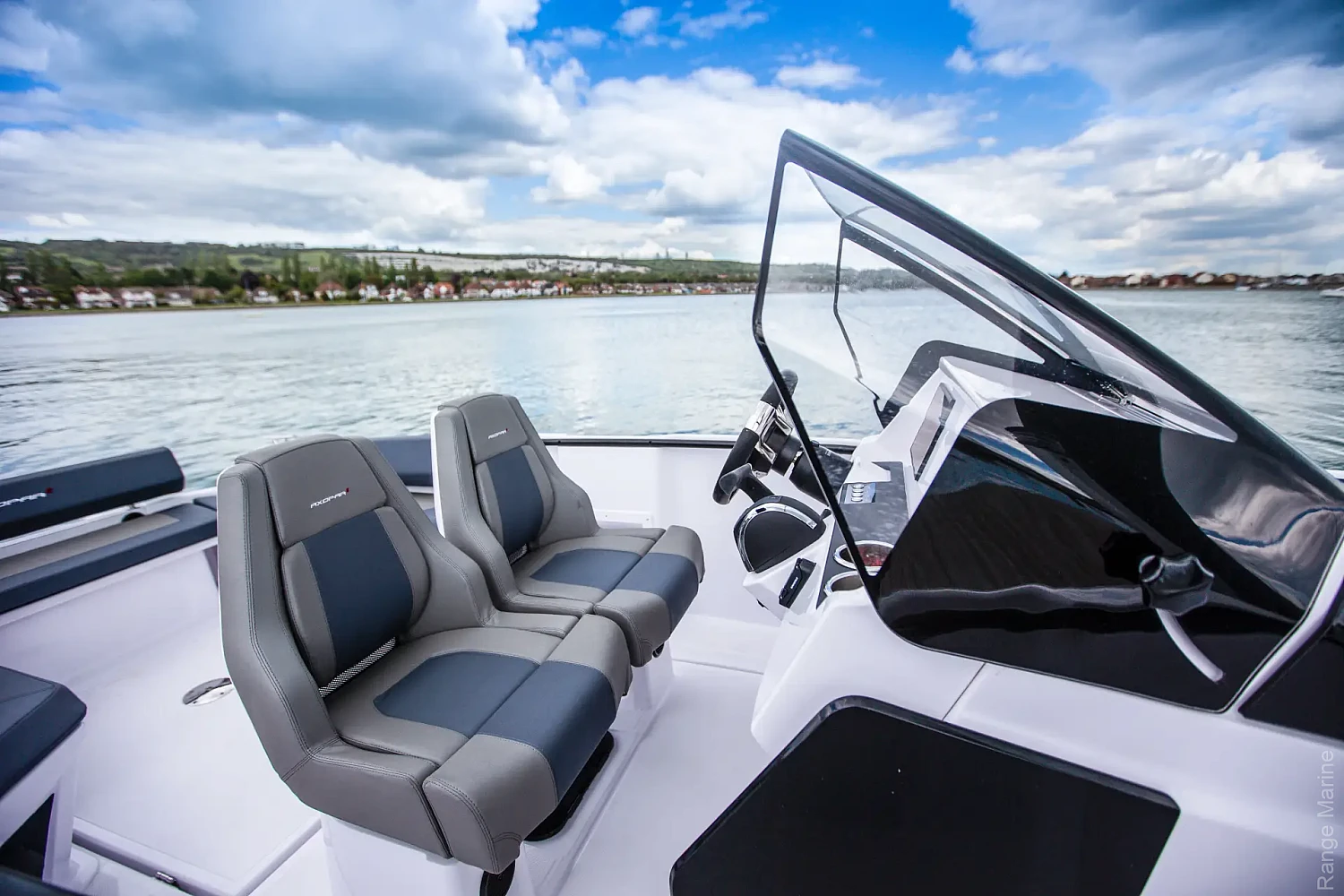 axopar-22-spyder-g06-helm-seats