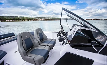 axopar-22-spyder-g06-helm-seats