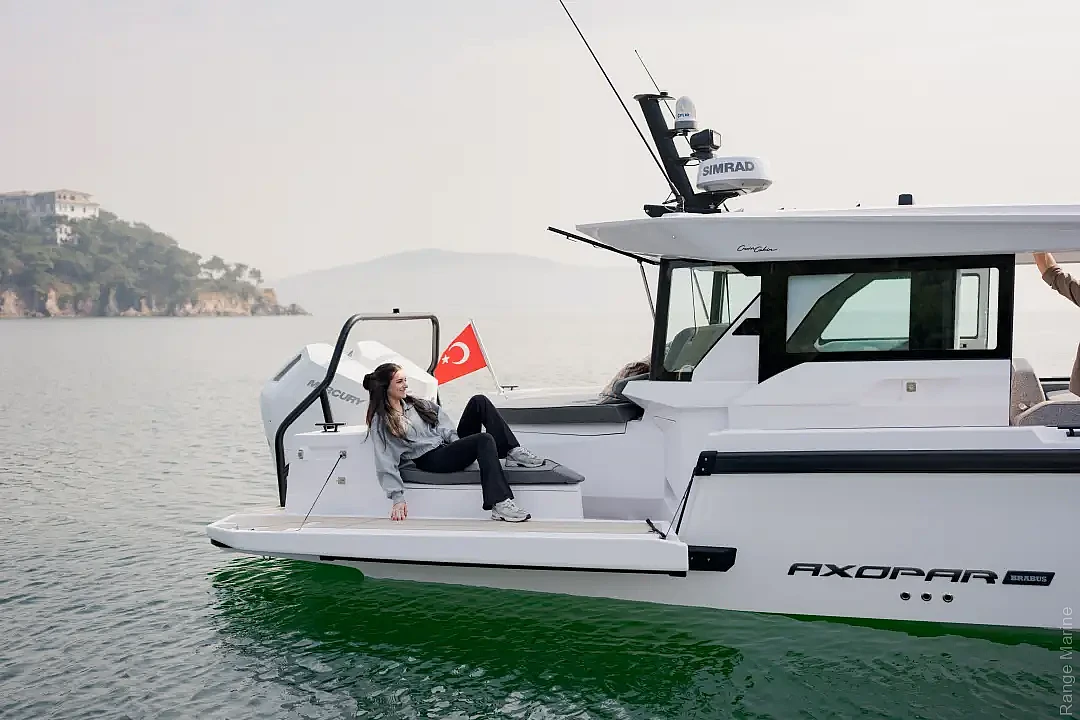 axopar-38-xc-cross-cabin-a04-editorial-photo-src008