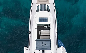 axopar-38-xc-cross-cabin-a06-editorial-photo-src011