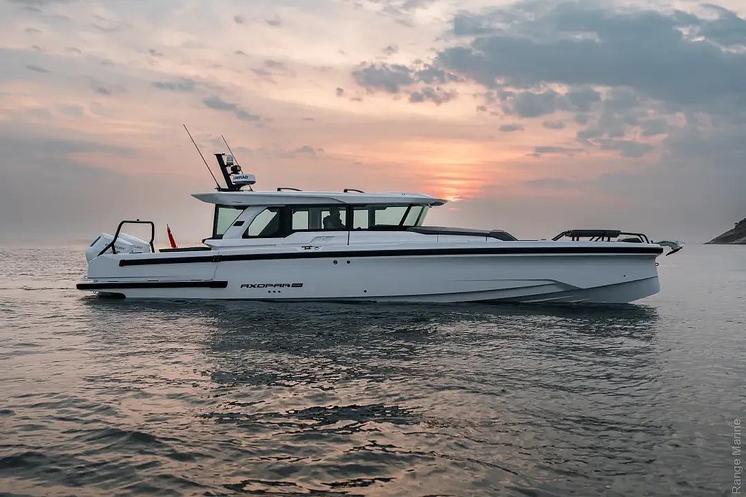 axopar-38-xc-cross-cabin-a08-editorial-photo-src021