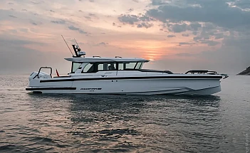 axopar-38-xc-cross-cabin-a08-editorial-photo-src021
