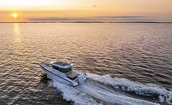 axopar-29-xc-cross-cabin-g01-cover-running-sunset