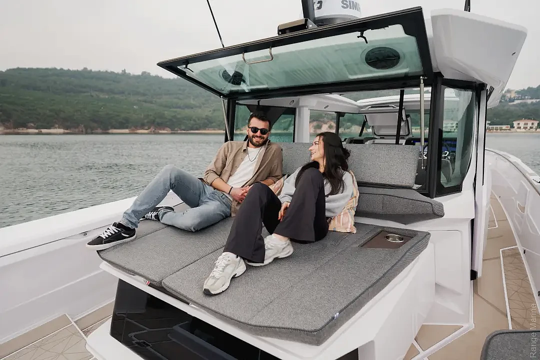 axopar-38-xc-cross-cabin-a12-editorial-photo-src033