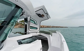 axopar-38-xc-cross-cabin-a14-editorial-photo-src040