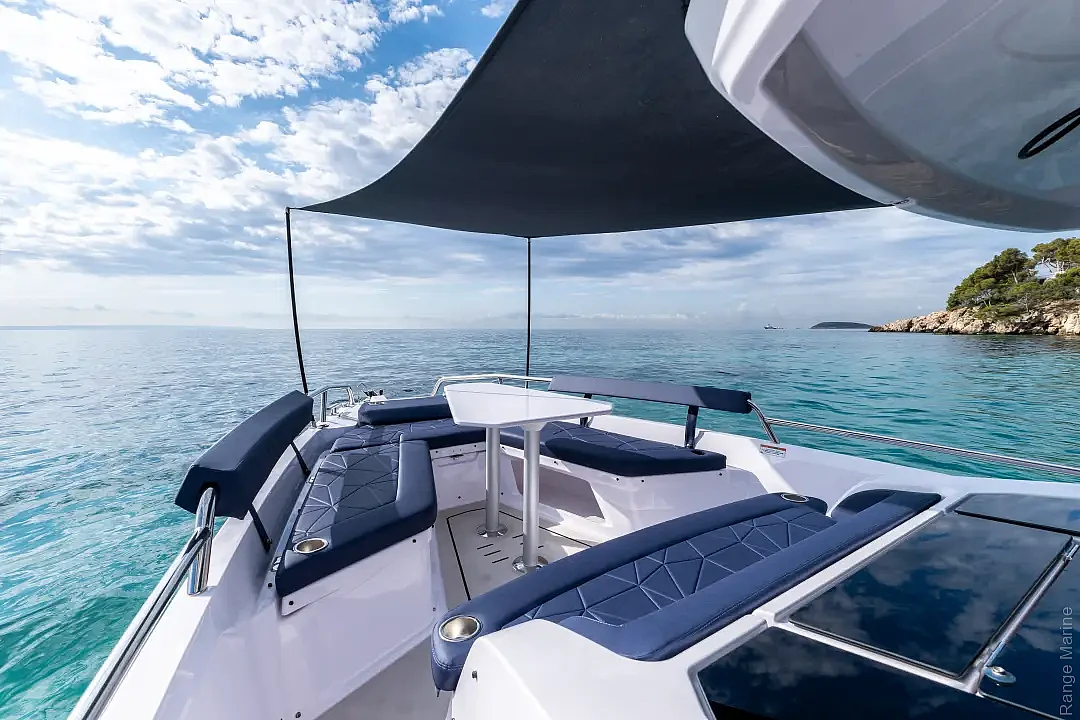 axopar-29-xc-cross-cabin-g06-foredeck-canopy