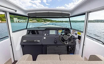 axopar-37-xc-cross-cabin-a03-editorial-photo-src016