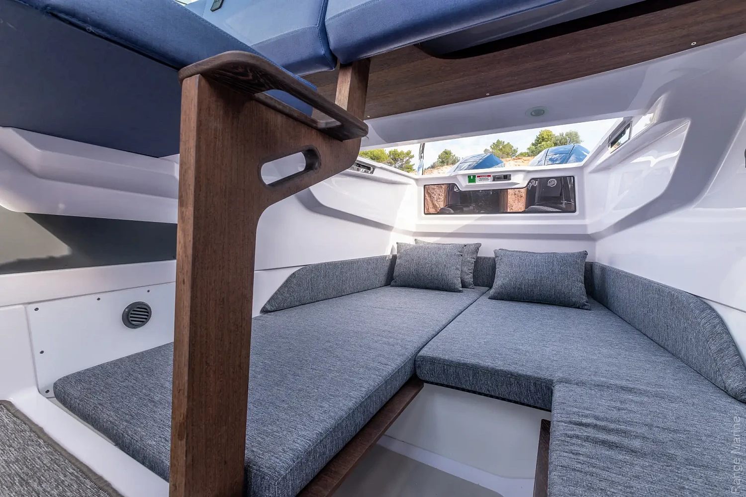 axopar-29-xc-cross-cabin-g09-cabin-berth
