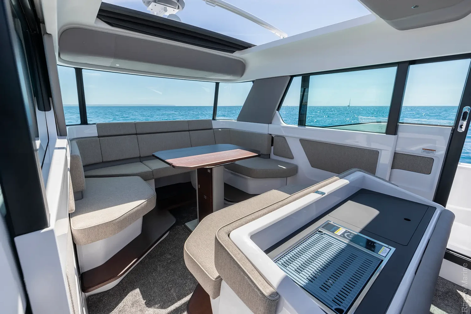 axopar-45-xc-cross-cabin-g09-saloon