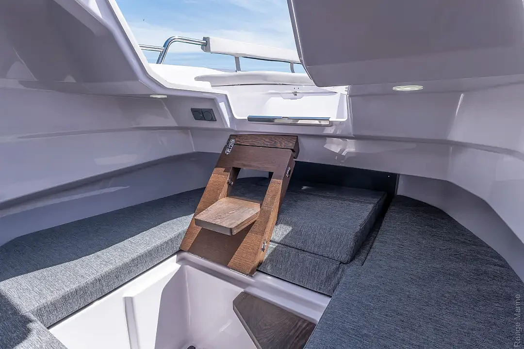 axopar-29-xc-cross-cabin-g10-cabin-storage