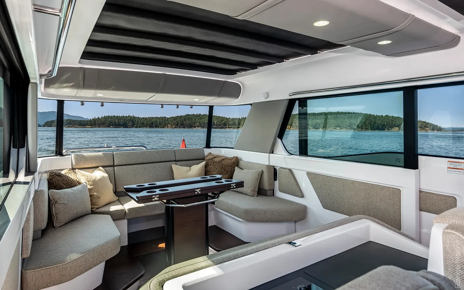 axopar-45-xc-cross-cabin-g10-saloon-lounge