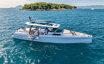 axopar-45-sun-top-g04-aerial-lifestyle